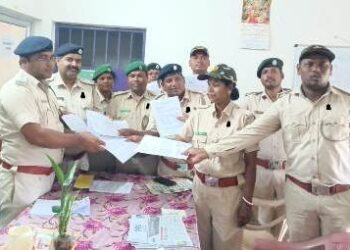 ତିନି ଦଫା ଦାବି ନେଇ ବନ କର୍ମଚାରୀଙ୍କ କଳା ବ୍ୟାଜ ପରିଧାନ ଦାବିପତ୍ର ପ୍ରଦାନ