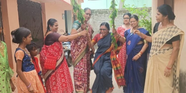 ପାରଳାଖେମୁଣ୍ଡି ଉପକଣ୍ଠ ଯାଜପୁର ଗ୍ରାମ ଅଙ୍ଗନବାଡ଼ି କେନ୍ଦ୍ର ଠାରେ ଆକାଂକ୍ଷା ପକ୍ଷରୁ ରଜ ଉତ୍ସବ ପାଳନ