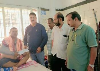 ଦୁର୍ଘଟଣା ରେ ଆହତ ବରିଷ୍ଠ ସାମ୍ବାଦିକ ରତ୍ନାକର ବାରିକଙ୍କୁ କଟକ ବଡ ମେଡିକାଲ ରେ ଭେଟିଲେ ଏସ.ୟୁ.ଜେ ର ରାଜ୍ୟ କର୍ମକର୍ତ୍ତା