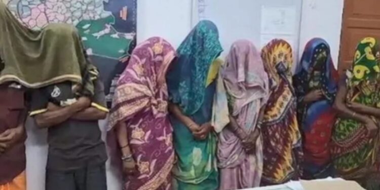 ୧୦ ଜଣ ମହିଳାଙ୍କୁ ଭୟ ଦେଖାଇ ଅନୈତିକ ସମ୍ପର୍କ ରଖୁଥିଲେ ୬୦ ବର୍ଷର ବୃଦ୍ଧ, ସମସ୍ତେ ମିଶିଯାଇ ସିଧା ଜାଳିଦେଲେ, ପରେ