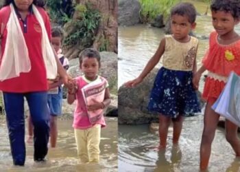 ପାହାଡିଆ ନଦୀରେ ବିପଦପୂର୍ଣ୍ଣ ଭାବେ ପାର ହୋଇ ସ୍କୁଲ୍ ଯାଉଛନ୍ତି କୋମଳମତି ଛାତ୍ରୀଛାତ୍ରୀ