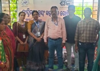 ରାଜସ୍ବ ବିଭାଗୀୟ କମିଶନର କାର୍ଯ୍ୟାଳୟ ର ତିନିଜଣିଆ ଟିମ ମୋହନା ସ୍ଥିତ ମିଶନ ଶକ୍ତି ମହିଳା ଙ୍କ ସହ ଆଲୋଚନା