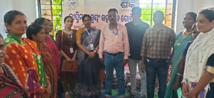 ରାଜସ୍ବ ବିଭାଗୀୟ କମିଶନର କାର୍ଯ୍ୟାଳୟ ର ତିନିଜଣିଆ ଟିମ ମୋହନା ସ୍ଥିତ ମିଶନ ଶକ୍ତି ମହିଳା ଙ୍କ ସହ ଆଲୋଚନା