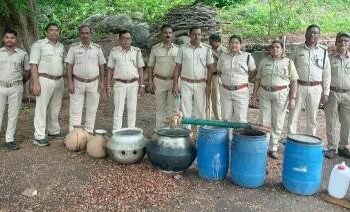 ଗଜପତି ଜିଲ୍ଳାର ବିଭିନ୍ନ ଅଂଚଳରେ ଆନ୍ଧ୍ର ଓଡିଶା ଅବକାରୀ ଟିମର ମିଳିତ ଚଢ଼ାଉ ୯,୨୦୦ ଲିଟର ଦେଶୀ ମଦ ଓ ପୋଚ ଜବତ