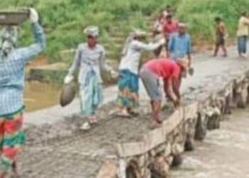 ଶୁଣିଲେନି ସରକାର…..ଗଜପତି ଜିଲ୍ଲା ଗୋଷାଣୀ ବ୍ଲକର ଯୁବରାଜପୁର ଗ୍ରାମବାସୀ ଚାନ୍ଦା ଓ ଶ୍ରମ ଦାନ କରି ମହେନ୍ଦ୍ର ତନୟା ନ‌ଦୀ ଉପରେ ପୋଲ ନିର୍ମାଣ କଲେ