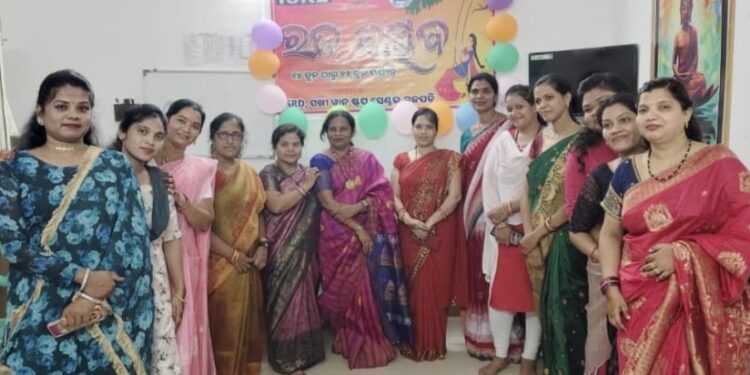 ପାରଳାଖେମୁଣ୍ଡି ଠାରେ ଆଈ.ଏସ.ଆର.ଡି. ସଖୀ ୱାନ ଷ୍ଟପ ସେଣ୍ଟର ତରଫରୁ ରଜ ଉତ୍ସବ