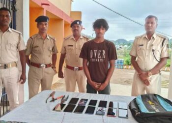 ମୋବାଇଲ ଦୋକାନ ରୁ ଚୋରୀ ଘଟଣା ରେ ଲୁଟେରାଙ୍କୁ ବାନ୍ଧିଲା ପୋଲିସ: ୧୩ ମୋବାଇଲ ଜବତ