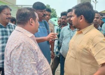 ପଣସ ବୋଝେଇ ପିକଅପ୍ ଭ୍ୟାନ୍ ଧକ୍କାରେ ବାପା ପୁଅଙ୍କ ମୃତ : ପ୍ରତିବାଦରେ ମେଡିକାଲ ଆଗରେ ସମ୍ପର୍କୀୟଙ୍କ ରାସ୍ତା ଅବରୋଧ: ପ୍ରତିଶୃତି ପରେ ହଟିଲା