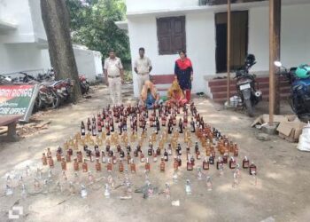 ୧୭୫ ଲିଟର ଦେଶୀ ଓ ବିଦେଶୀ ମଦ ଜବତ : ୧ ମହିଳା ସମେତ ୪ ଜଣଙ୍କୁ କୋର୍ଟ ଚାଲାଣ