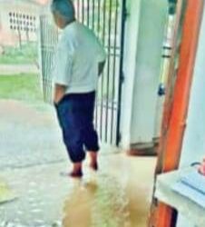 ରାଜସ୍ବ ନିରୀକ୍ଷକ ଙ୍କ କାର୍ଯ୍ୟାଳୟ ଅଫିସ ରେ ପଶିଲା ପାଣି