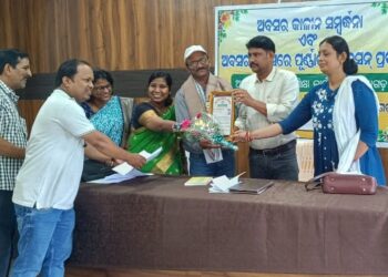 ଅବସରଦିନ ପୂର୍ଣ୍ଣାଙ୍ଗ ପେନସନ୍ ସହ ଅନ୍ୟାନ୍ୟ ଦେୟ ପାଇଲେ ଶିକ୍ଷା ବିଭାଗର କର୍ମଚାରୀ : ଉଚିତ ପଦକ୍ଷେପ ପାଇଁ ସାଧାରଣ ରେ ଡି.ଇ.ଓଙ୍କୁ ପ୍ରଂଶସା