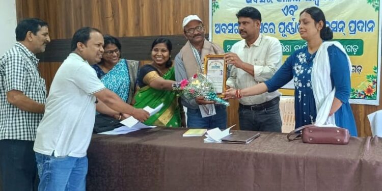 ଅବସରଦିନ ପୂର୍ଣ୍ଣାଙ୍ଗ ପେନସନ୍ ସହ ଅନ୍ୟାନ୍ୟ ଦେୟ ପାଇଲେ ଶିକ୍ଷା ବିଭାଗର କର୍ମଚାରୀ : ଉଚିତ ପଦକ୍ଷେପ ପାଇଁ ସାଧାରଣ ରେ ଡି.ଇ.ଓଙ୍କୁ ପ୍ରଂଶସା