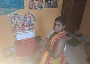 ନିଜଘର ଠାକୁରଙ୍କୁ ହାତୀବେଶରେ ସଜ୍ଜିତ କଲେ କୁନି ଭକ୍ତ