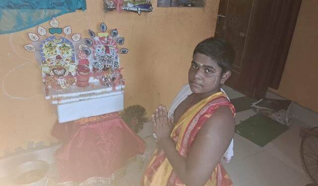 ନିଜଘର ଠାକୁରଙ୍କୁ ହାତୀବେଶରେ ସଜ୍ଜିତ କଲେ କୁନି ଭକ୍ତ