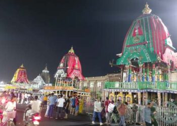 ତିନିରଥ ରେ ବୁଲିଲା ଠେକେରା ବାଡ଼