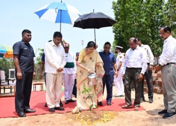 ବିଶ୍ୱ ପରିବେଶ ଦିବସରେ ଚାରା ରୋପଣ କଲେ ରାଜ୍ୟପାଳ  : ପରିବେଶର ଯତ୍ନ ନେବା ଏବଂ ସୁରକ୍ଷା ଦେବା ସମସ୍ତଙ୍କର ଦାୟିତ୍ୱ ହେଉ – ରାଜ୍ୟପାଳ
