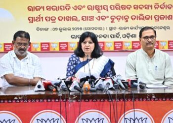 ‘ଡାହାଣୀ ହୋଇ ଲାଗୁଛନ୍ତି, ଗୁଣିଆ ହୋଇ ଝାଡୁଛନ୍ତି’ – ଭୁବନେଶ୍ବର ସାଂସଦ