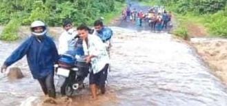 ମୋହନା ବ୍ଲକ ରେ ଲଗାଣ ପ୍ରବଳ ବର୍ଷା : ପୋଲ ଉପରେ ୩ ଫୁଟ ପାଣି, ଯୋଗାଯୋଗ ବିଛିନ୍ନ 