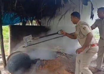 ବିପୁଳ ପରିମାଣରେ  ଦେଶୀମଦ ଓ ଜିଞ୍ଜର ଜବତ