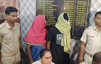 ଗ୍ରାମବାସି ଓ ପରିବାର ବର୍ଗ ମିଶି ଶତାଧିକ ମହିଲା ପୁରୁଷ ସାମିଲ ହୋଇ କଂଟାବାଞ୍ଜି ଥାନାକୁ ଘେରିଥିଲେ :  ହତ୍ୟାକାରୀକୁ ଗିରଫ କରିବା ଓ କଠୋର ଦଣ୍ଡ ଦେବା ସହ ଫାସୀ ଦେବାକୁ ଦାବି କରିଥିଲେ