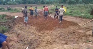 ଟଙ୍କା ସଂଗ୍ରହ କରି କଲେ ରାସ୍ତା କାମ : ୨ବର୍ଷ ପରେ ବି କାମ ସରୁନି ପୋଲ ରାସ୍ତା – ଲୋକେ ହଇରାଣ 