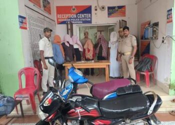 ଡେରାବିଶ ପୋଲିସ କୁ ବଡ ସଫଳତା : ୫୦ ହଜାର, ୪ ମୋବାଇଲ, ୨ ବାଇକ୍ ଜବତ – ୬ ଡକାୟତ ଗିରଫ