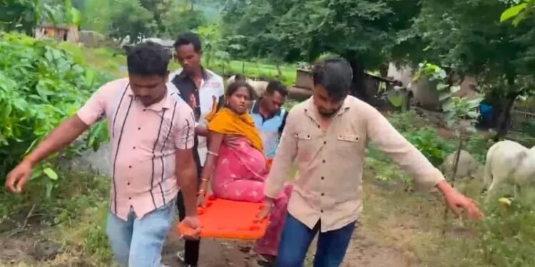 ଗାଁ କୁ ଯାଇପାରିଲାନି ଆମ୍ବୁଲାନ୍ସ: : ଗର୍ଭବତୀଙ୍କୁ ଷ୍ଟ୍ରେଚରରେ ବୋହିଲେ ଆମ୍ବୁଲାନ୍ସ କର୍ମଚାରୀ