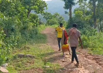 ସ୍ୱାଧୀନତାର ଦୀର୍ଘ ବର୍ଷ ପରେ ବି ନିର୍ମାଣ ହୋଇ ପାରୁନାହିଁ ରାସ୍ତା : ଦୋଳାକୁ କାନ୍ଧରେ ୯ କିମି ବୋହି ରୋଗୀଙ୍କୁ ନିଆଗଲା ଡାକ୍ତରଖାନା