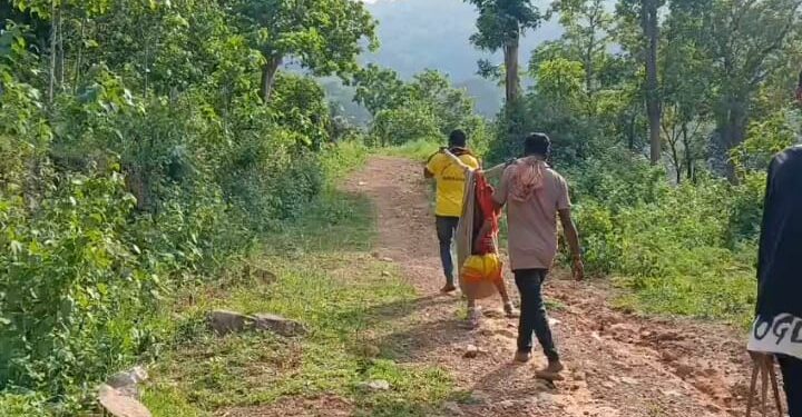 ସ୍ୱାଧୀନତାର ଦୀର୍ଘ ବର୍ଷ ପରେ ବି ନିର୍ମାଣ ହୋଇ ପାରୁନାହିଁ ରାସ୍ତା : ଦୋଳାକୁ କାନ୍ଧରେ ୯ କିମି ବୋହି ରୋଗୀଙ୍କୁ ନିଆଗଲା ଡାକ୍ତରଖାନା