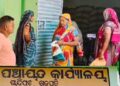 ସାଧାରଣ ଖାଉଟି ଙ୍କୁ ମାଣ୍ଡିଆ ବଣ୍ଟନ ରେ ଅନିୟମିତତା : ଭୁଲ ମାନିଲେ ଯୋଗାଣ ସହାୟକ