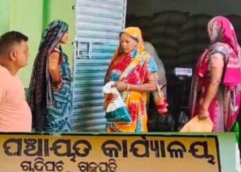 ସାଧାରଣ ଖାଉଟି ଙ୍କୁ ମାଣ୍ଡିଆ ବଣ୍ଟନ ରେ ଅନିୟମିତତା : ଭୁଲ ମାନିଲେ ଯୋଗାଣ ସହାୟକ