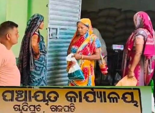 ସାଧାରଣ ଖାଉଟି ଙ୍କୁ ମାଣ୍ଡିଆ ବଣ୍ଟନ ରେ ଅନିୟମିତତା : ଭୁଲ ମାନିଲେ ଯୋଗାଣ ସହାୟକ