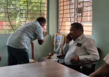 ଯନ୍ତ୍ରୀଙ୍କ ଅକାଳ ବିୟୋଗରେ ଜଳପ୍ରକଳ୍ପ କାର୍ଯ୍ୟାଳୟରେ ଶୋକ ସଭା ଅନୁଷ୍ଠିତ