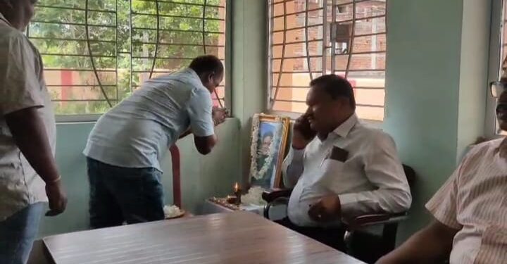 ଯନ୍ତ୍ରୀଙ୍କ ଅକାଳ ବିୟୋଗରେ ଜଳପ୍ରକଳ୍ପ କାର୍ଯ୍ୟାଳୟରେ ଶୋକ ସଭା ଅନୁଷ୍ଠିତ