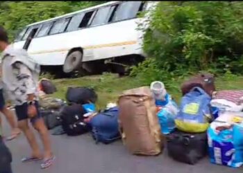 ଭାରସାମ୍ୟ ହରାଇ ରାସ୍ତା କଡ଼କୁ ଖସିଲା ପୋଲିସ ଗାଡି : ଅଳ୍ପକେ ବର୍ତ୍ତିଲେ 22 ପୋଲିସ