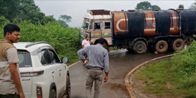 ୫୯ ନଂ.ଜାତୀୟ ରାଜପଥର ଗାଜଲବାଡ଼ି ଘାଟିରେ ଫସିଛି ଟ୍ୟାଙ୍କର : ଯାତାୟାତ ଠପ୍‌