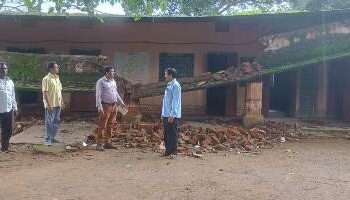 ଲଗାଣ ବର୍ଷାରେ ଭୁଷୁଡ଼ିଲା ଶ୍ରେଣୀ ଗୃହ : ବିପଦ ସଂକୁଳ ଶ୍ରେଣୀ ଗୃହରେ ଭବିଷ୍ୟତ ଗଢ଼ୁଛନ୍ତି ଦେଶର ଭବିଷ୍ୟତ