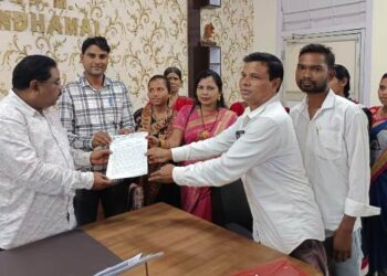 ଲଷ୍ମୀ ବସର ଷ୍ଟପେଜ ପରିବର୍ତ୍ତନ କରିବା ପାଇଁ ଜିଲ୍ଲାପାଳ ଙ୍କୁ ଦାବୀପତ୍ର ପ୍ରଦାନ