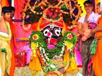 ରଥ ଉପରେ ଅଳଙ୍କାରରେ ସଜ୍ଜିତ ହେଲେ ଶ୍ରୀଜିଉ : ସୁନାବେଶ ଦେଖିବାକୁ ଶ୍ରଦ୍ଧାଳୁଙ୍କ ଭିଡ଼