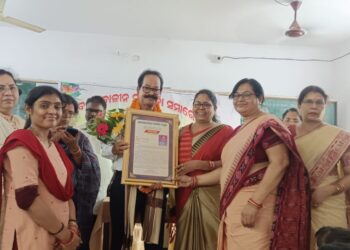ନୟାଗଡ଼ ସରକାରୀ ଏନ.ଏ.ସି ଉଚ୍ଚ ବିଦ୍ୟାଳୟର ଆଦର୍ଶ କଳା ଶିକ୍ଷକ ଅବସର ଗ୍ରହଣ କଲେ : ବିଦାୟ ସମ୍ବର୍ଦ୍ଧନା ବେଳେ କୋହ ସମ୍ବରଣ କରିପାଇଲେ ନାହିଁ ଛାତ୍ର ଛାତ୍ରୀଙ୍କ ସହ ସହକର୍ମୀ