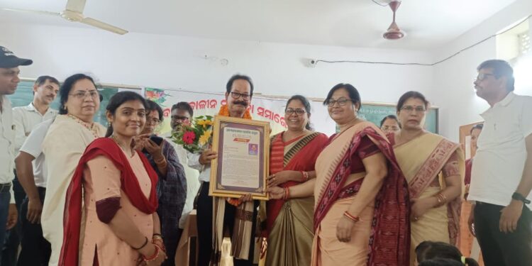 ନୟାଗଡ଼ ସରକାରୀ ଏନ.ଏ.ସି ଉଚ୍ଚ ବିଦ୍ୟାଳୟର ଆଦର୍ଶ କଳା ଶିକ୍ଷକ ଅବସର ଗ୍ରହଣ କଲେ : ବିଦାୟ ସମ୍ବର୍ଦ୍ଧନା ବେଳେ କୋହ ସମ୍ବରଣ କରିପାଇଲେ ନାହିଁ ଛାତ୍ର ଛାତ୍ରୀଙ୍କ ସହ ସହକର୍ମୀ