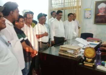 ନୟାଗଡ ଜିଲ୍ଲା ମିଳିତ ଶିକ୍ଷକ ସଂଘର ଅନଲାଇନ ଉପସ୍ଥାପନକୁ “ନା” : ଶିକ୍ଷାଧିକାରୀଙ୍କୁ ଦେଲେ ଦାବିପତ୍ର