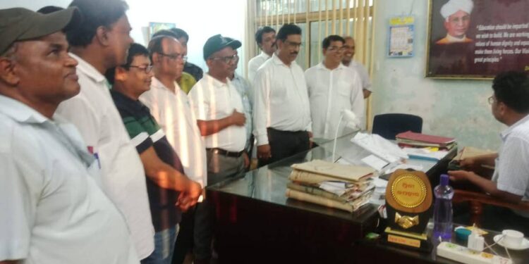 ନୟାଗଡ ଜିଲ୍ଲା ମିଳିତ ଶିକ୍ଷକ ସଂଘର ଅନଲାଇନ ଉପସ୍ଥାପନକୁ “ନା” : ଶିକ୍ଷାଧିକାରୀଙ୍କୁ ଦେଲେ ଦାବିପତ୍ର
