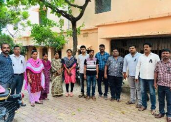 ୧୦ ଦଫା ଦାବି ପୂରଣ ନେଇ ଜିଲ୍ଲା ରାଜସ୍ୱ କର୍ମଚାରୀ ସଂଘର କଳାବ୍ୟାଚ ପିନ୍ଧି ପ୍ରତିବାଦ