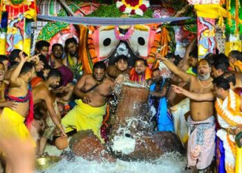 ରଥ ଉପରେ ଅଧରଚୂମ୍ବି ମାଟିପତ୍ର ରେ ଅଧରପଣା ନିତୀ