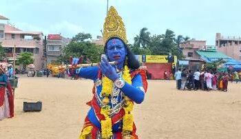 ଶରଧାବାଲିରେ ରଙ୍ଗ ଅଧରକୁ ବାଙ୍କ ଚାହାଁଣୀ ଭଙ୍ଗିରେ ଶ୍ରୀକୃଷ୍ଣ