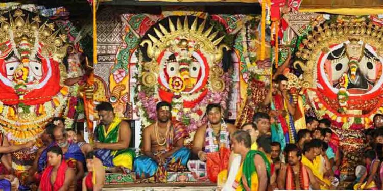 ସୁନାବେଶରେ ଝଟକିଲେ ଚତୁର୍ଦ୍ଧାବିଗ୍ରହ ମହଣ ମହଣ ସୁନା ରେ ସୁନାବେଶ : ୧୫ ଲକ୍ଷ ଶ୍ରଦ୍ଧାଳୁଙ୍କ ଦର୍ଶନ