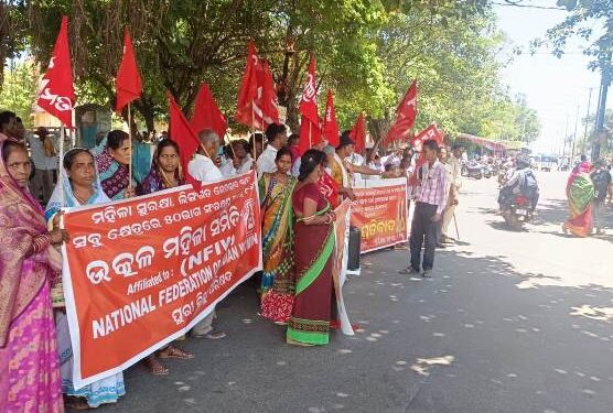 ବଳଙ୍ଗାଥାନା ଛାତ୍ରୀ ପୋଡି ପ୍ରତିବାଦରେ : ଜିଲ୍ଲାପାଳ ଅଫିସ ଘେରାଓ