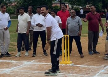 ପାରଳାଖେମୁଣ୍ଡି ସ୍ଥିତ କଲେଜ ପଡ଼ିଆ ଠାରେ ମ୍ୟୁନିସିପାଲଟି ୧୧ ଶହ ମିଡ଼ିଆ ୧୧ ଶହ ବନ୍ଧୁତ୍ୱ ପୂର୍ଣ୍ଣ କିକ୍ରେଟ ମ୍ୟାଚ ଅନୁଷ୍ଠିତ