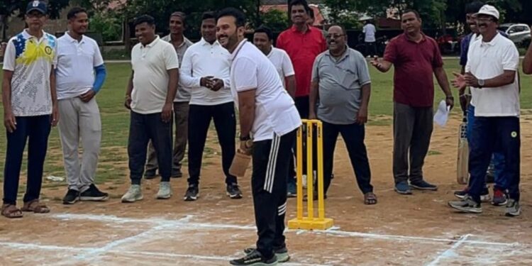 ପାରଳାଖେମୁଣ୍ଡି ସ୍ଥିତ କଲେଜ ପଡ଼ିଆ ଠାରେ ମ୍ୟୁନିସିପାଲଟି ୧୧ ଶହ ମିଡ଼ିଆ ୧୧ ଶହ ବନ୍ଧୁତ୍ୱ ପୂର୍ଣ୍ଣ କିକ୍ରେଟ ମ୍ୟାଚ ଅନୁଷ୍ଠିତ